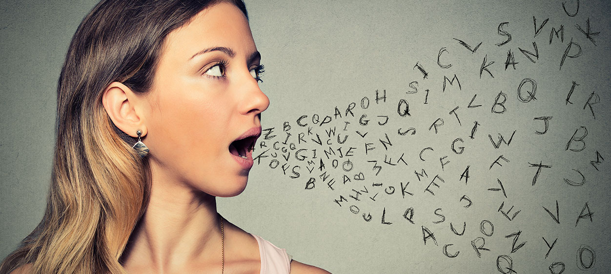 ragazza che parla con lettere disegnate che escono dalla bocca aperta