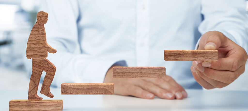concetto di percorso con gradini di legno
